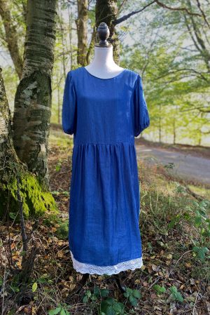 Vestido largo azul denim de corte japonés para mujer. Tela ecológica de tencel, fabricada a partir de los árboles. Con cuello de escote redondo, mangas abullonadas cortas y puntilla en el bajo