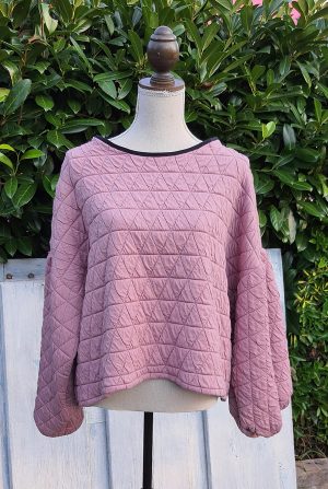 Sudadera casaca de corte japonés con manga abullonada y de color rosa empolvado de tela con certificado ecológico y acolchada para el invierno